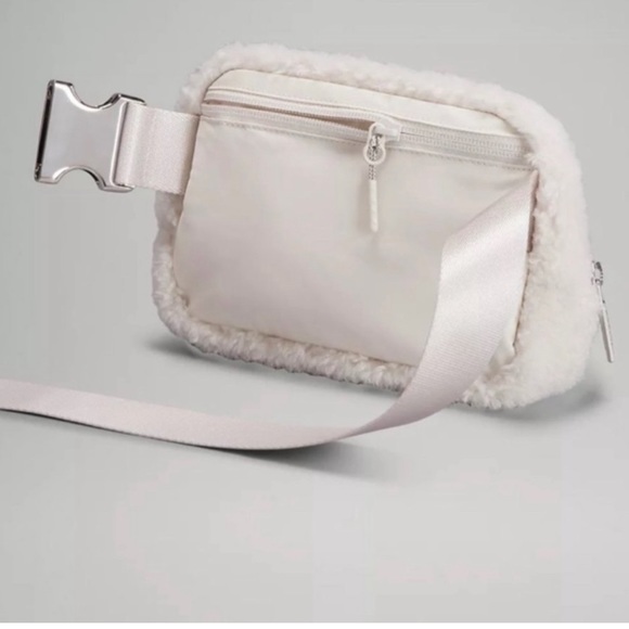 NWT LULULEMON BUNNY BELT BAG - Picture 4 of 10